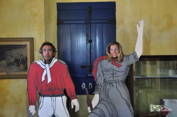 Fantasiados de Anita e Giuseppe Garibaldi, na casa onde morou Anita, em Laguna, sul de Santa Catarina